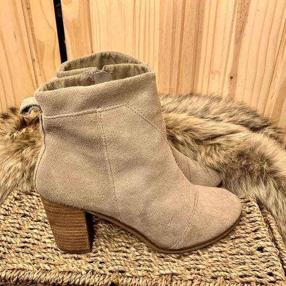Toms Lunata Heeled Ankle Boots 8.5 Taupe Suede Tassled Booties Boho Neutral Tan - Picture 3 of 11